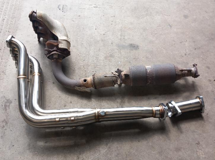 Punta De Escape Deportiva De Acero Inoxidable 4.5" Para Honda Accord 2.2L (1994-1997) - Punteada, Cromo